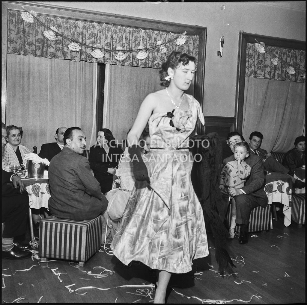 Una donna sfila in abito da sera in occasione della festa dei parrucchieri dell'Unione Artigiani di Milano<br>201753