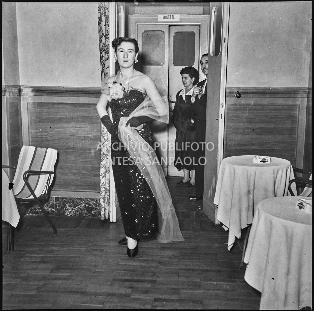 Una donna sfila in abito da sera in occasione della festa dei parrucchieri dell'Unione Artigiani di Milano<br>201754