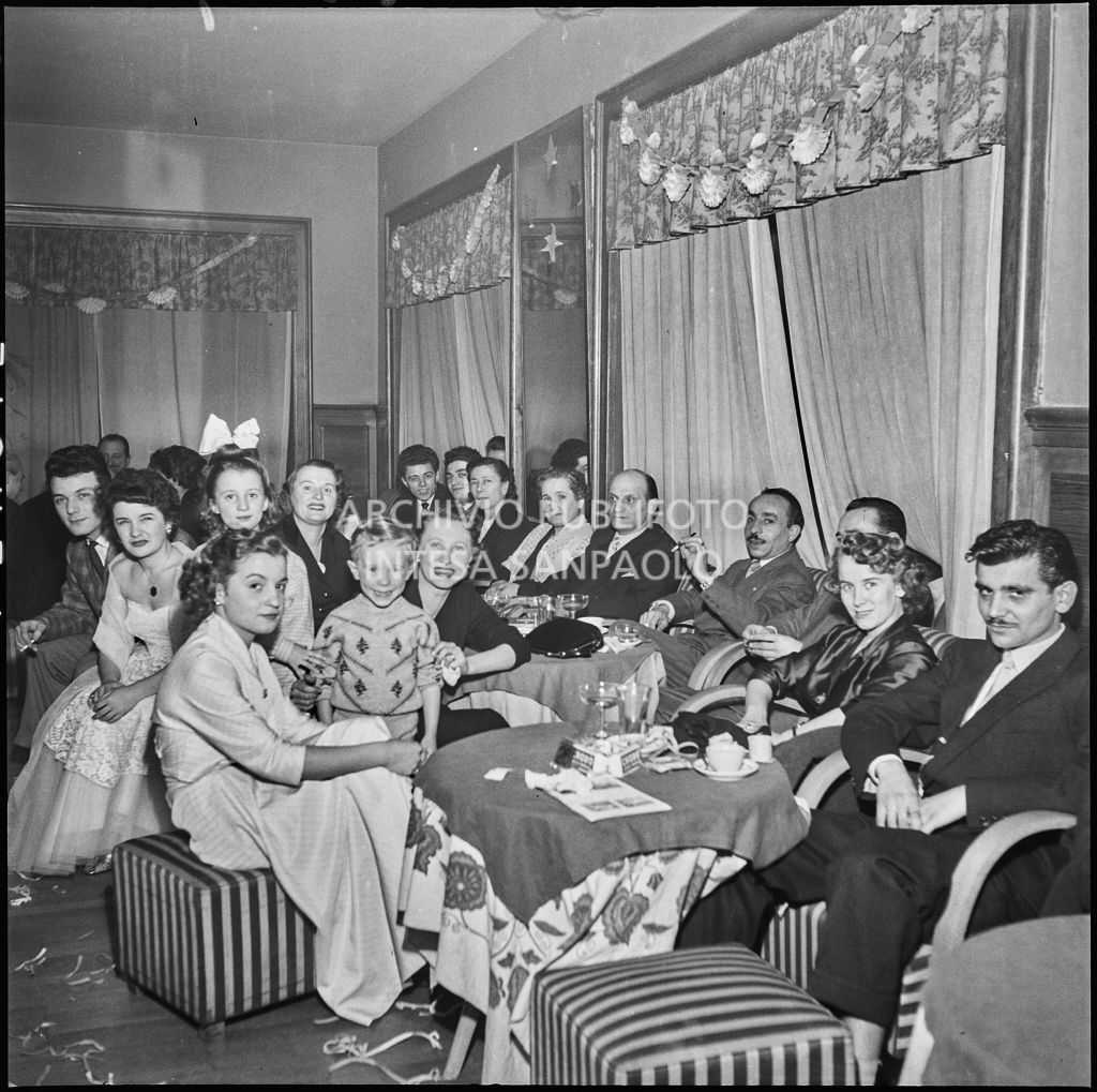 Adulti e bambini alla festa dei parrucchieri a Milano<br>201759