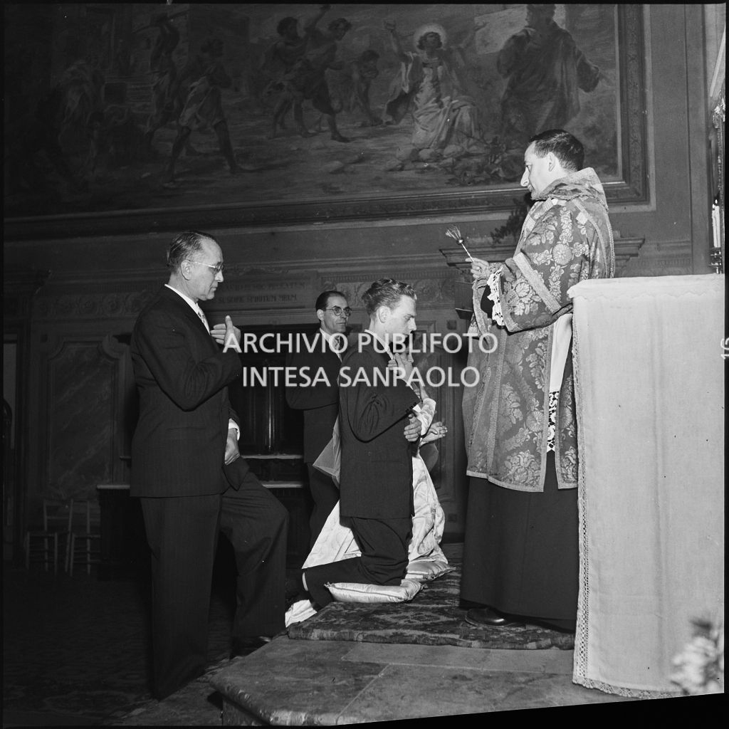 La signorina Cardellini con lo sposo in ginocchio sull'altare della chiesa di Santo Stefano a Sesto San Giovanni durante la cerimonia nuziale<br>201761