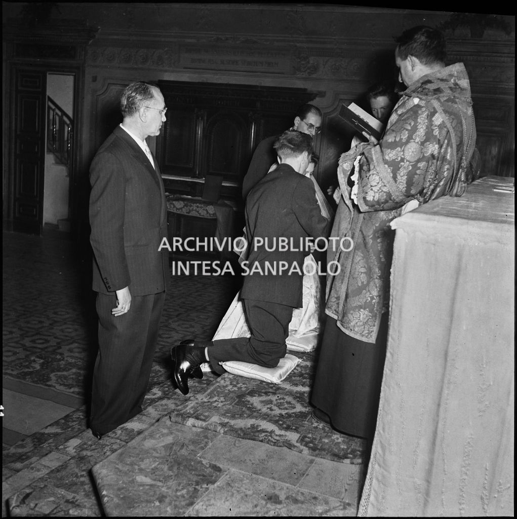 La signorina Cardellini con lo sposo in ginocchio sull'altare della chiesa di Santo Stefano a Sesto San Giovanni durante la cerimonia nuziale<br>201765