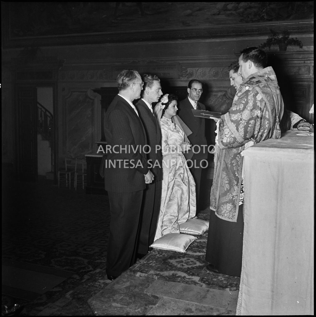 La signorina Cardellini con lo sposo davanti all'altare della chiesa di Santo Stefano a San Giovanni durante la cerimonia nuziale<br>201766