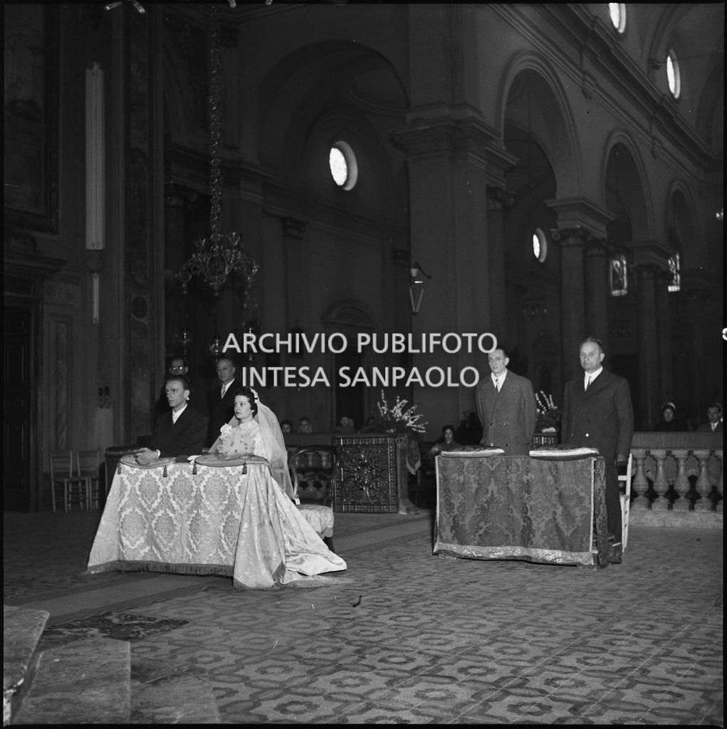 La signorina Cardellini con lo sposo durante la cerimonia nuziale nella chiesa di Santo Stefano a Sesto San Giovanni<br>201767