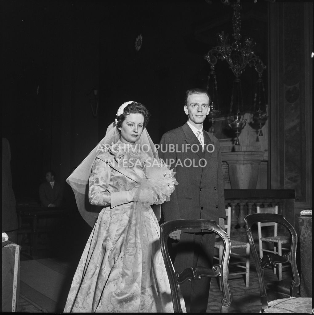 La signorina Cardellini con lo sposo durante la cerimonia nuziale nella chiesa di Santo Stefano a Sesto San Giovanni<br>201768