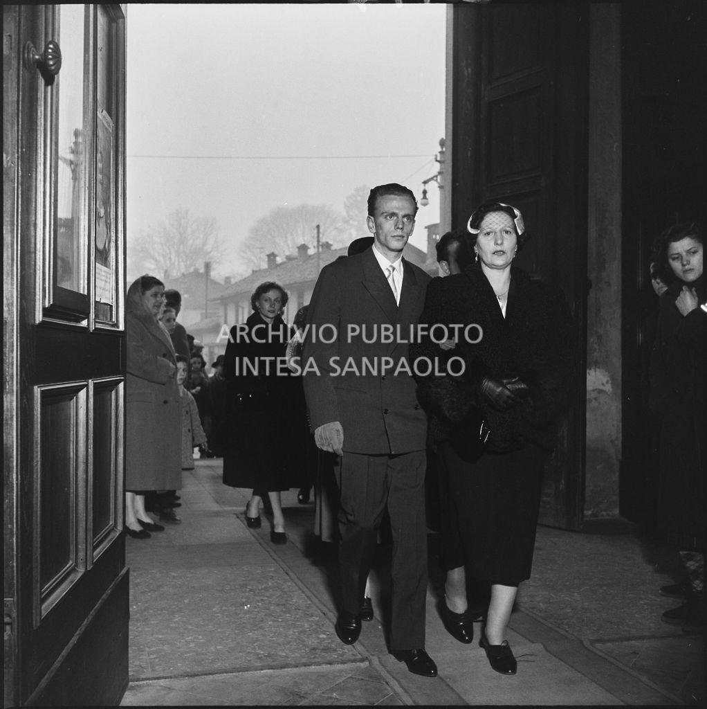 L'arrivo dello sposo della signorina Cardellini durante la cerimonia nuziale nella chiesa di Santo Stefano a Sesto San Giovanni<br>201770