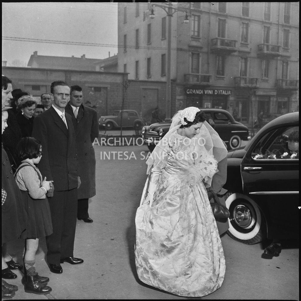 L'arrivo della signorina Cardellini sul sagrato della chiesa di Santo Stefano a Sesto San Giovanni durante la cerimonia nuziale<br>201772