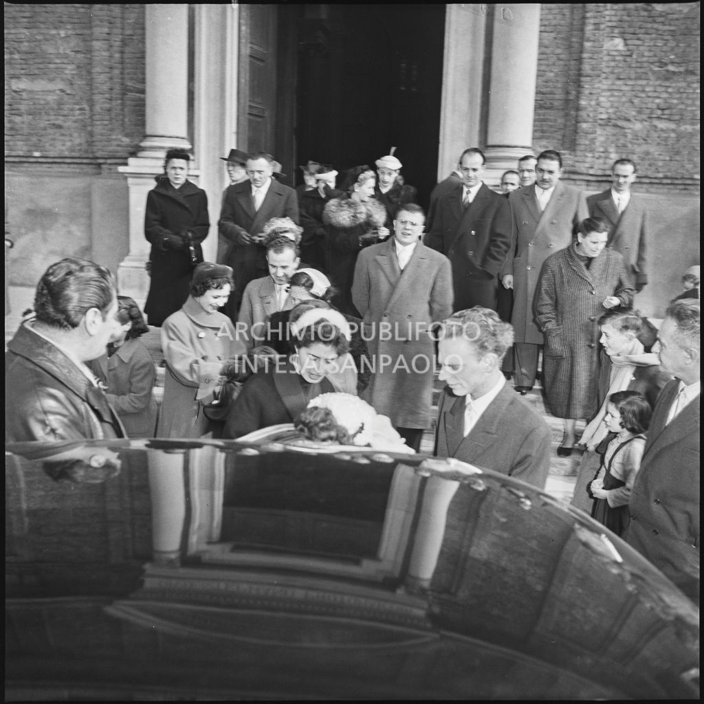 L'arrivo della signorina Cardellini sul sagrato della chiesa di Santo Stefano a Sesto San Giovanni durante la cerimonia nuziale<br>201774