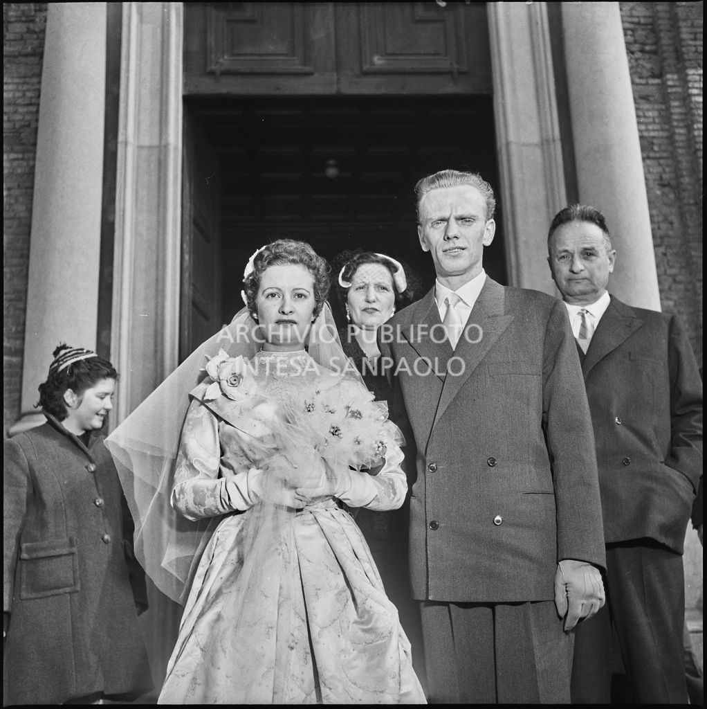 La signorina Cardellini con lo sposo escono della chiesa di Santo Stefano a Sesto San Giovanni al termine della cerimonia nuziale<br>201775