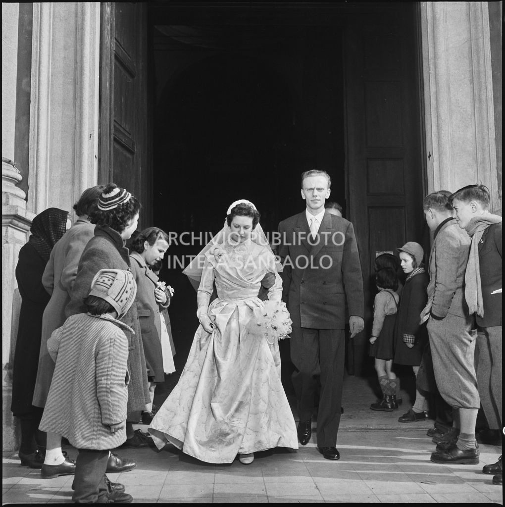 La signorina Cardellini con lo sposo escono della chiesa di Santo Stefano a Sesto San Giovanni al termine della cerimonia nuziale<br>201776