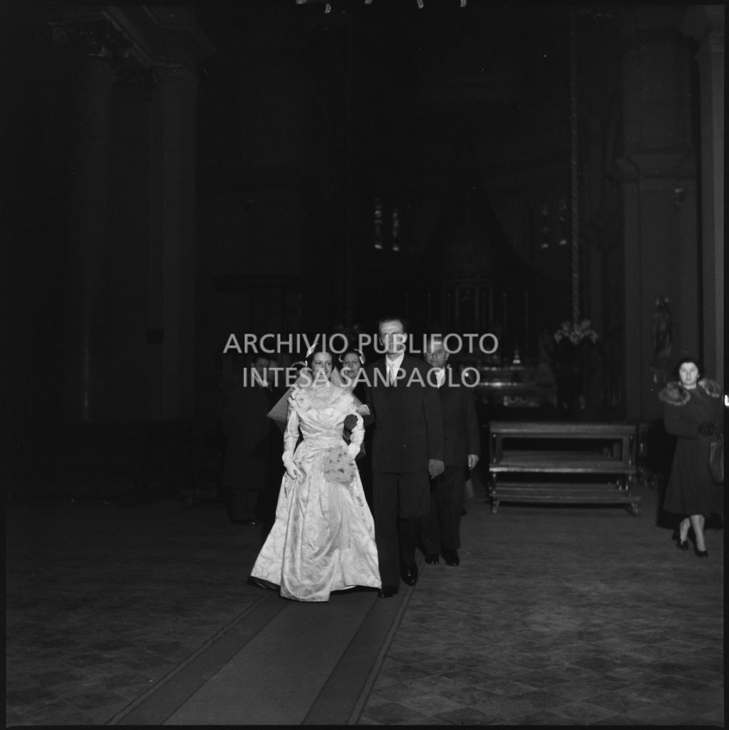 La signorina Cardellini con lo sposo nella chiesa di Santo Stefano a Sesto San Giovanni al termine della cerimonia nuziale<br>201777