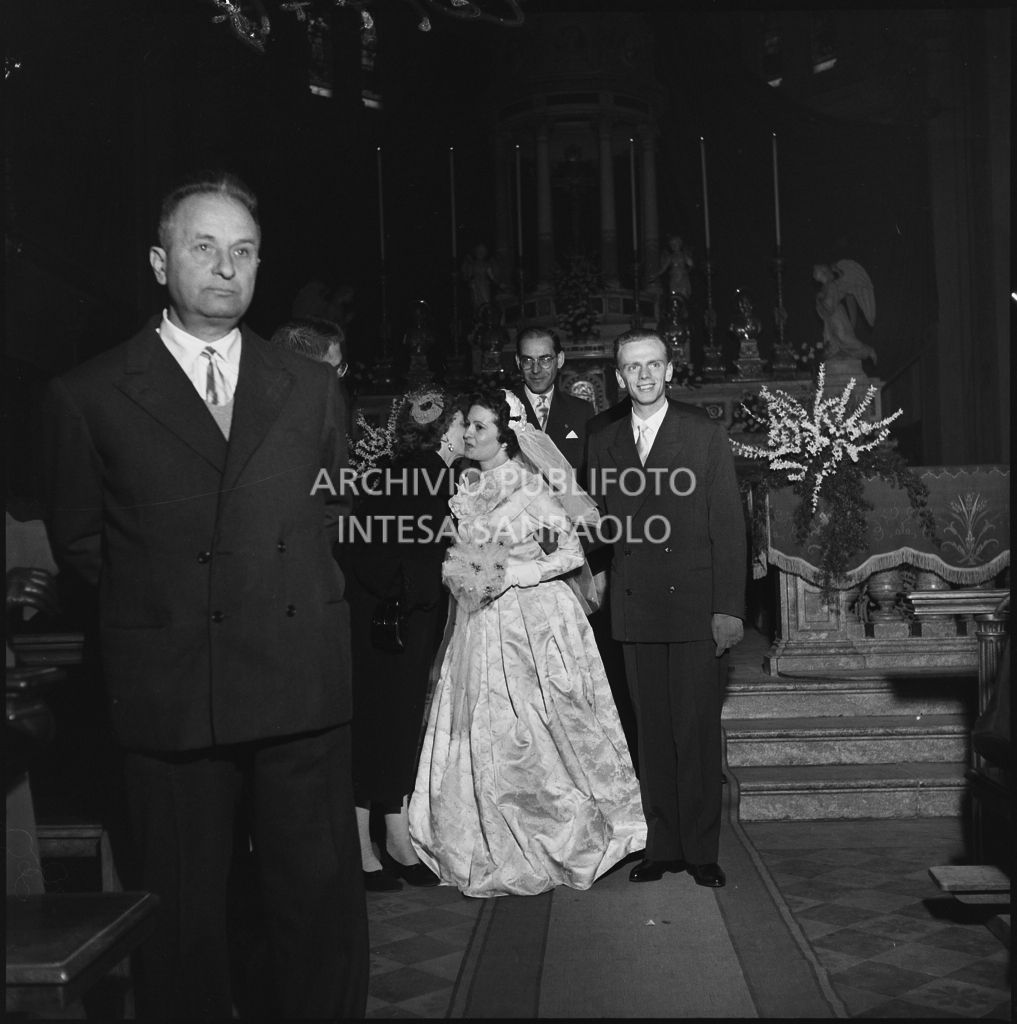 La signorina Cardellini con lo sposo nella chiesa di Santo Stefano a Sesto San Giovanni al termine della cerimonia nuziale<br>201778
