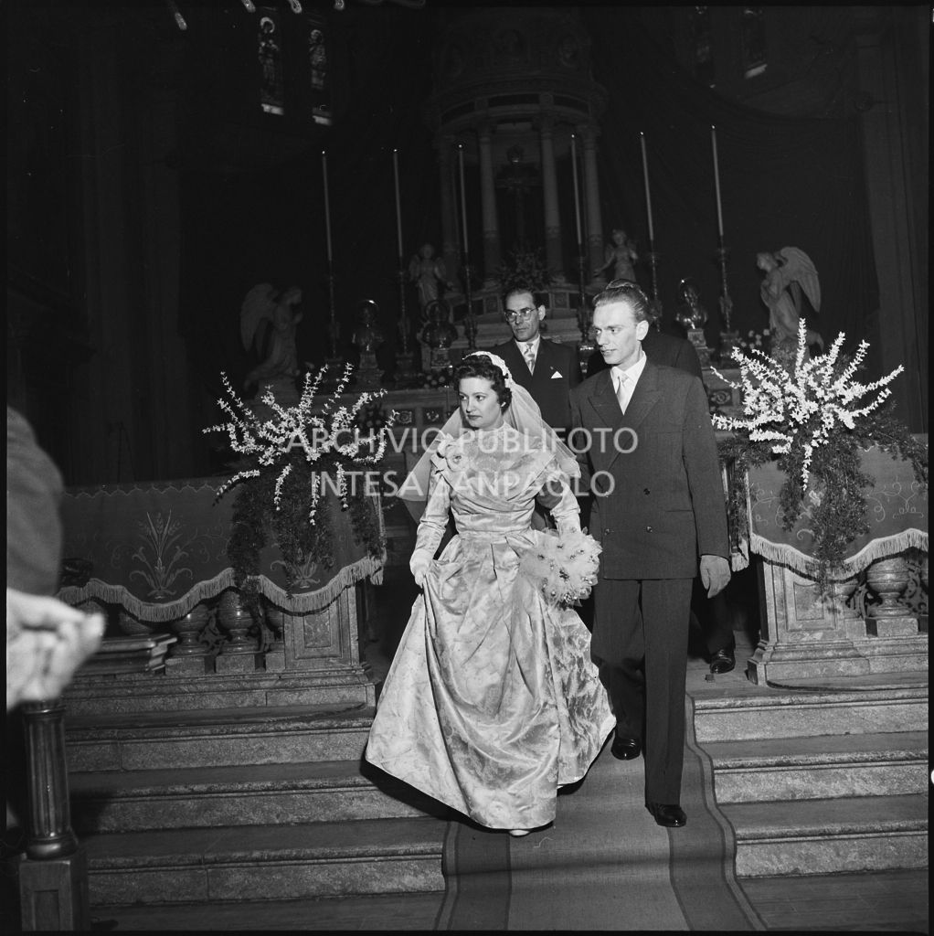 La signorina Cardellini con lo sposo nella chiesa di Santo Stefano a Sesto San Giovanni al termine della cerimonia nuziale<br>201779