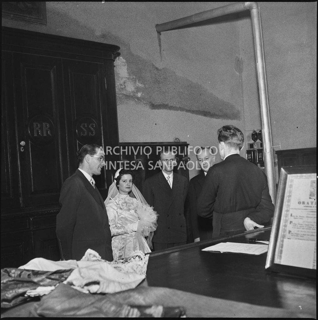 La signorina Cardellini con lo sposo nella sagrestia della chiesa di Santo Stefano a Sesto San Giovanni al termine della cerimonia nuziale<br>201780