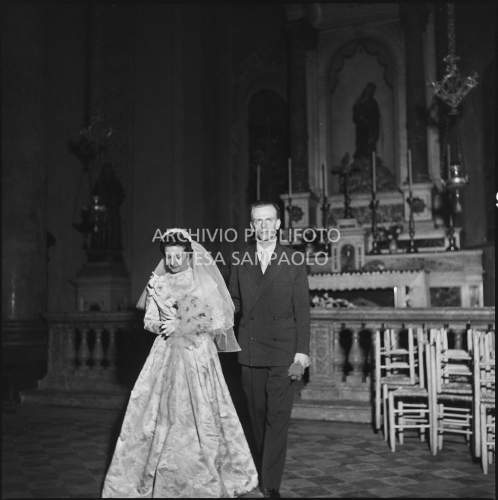 La signorina Cardellini con lo sposo nella chiesa di Santo Stefano a Sesto San Giovanni al termine della cerimonia nuziale<br>201783
