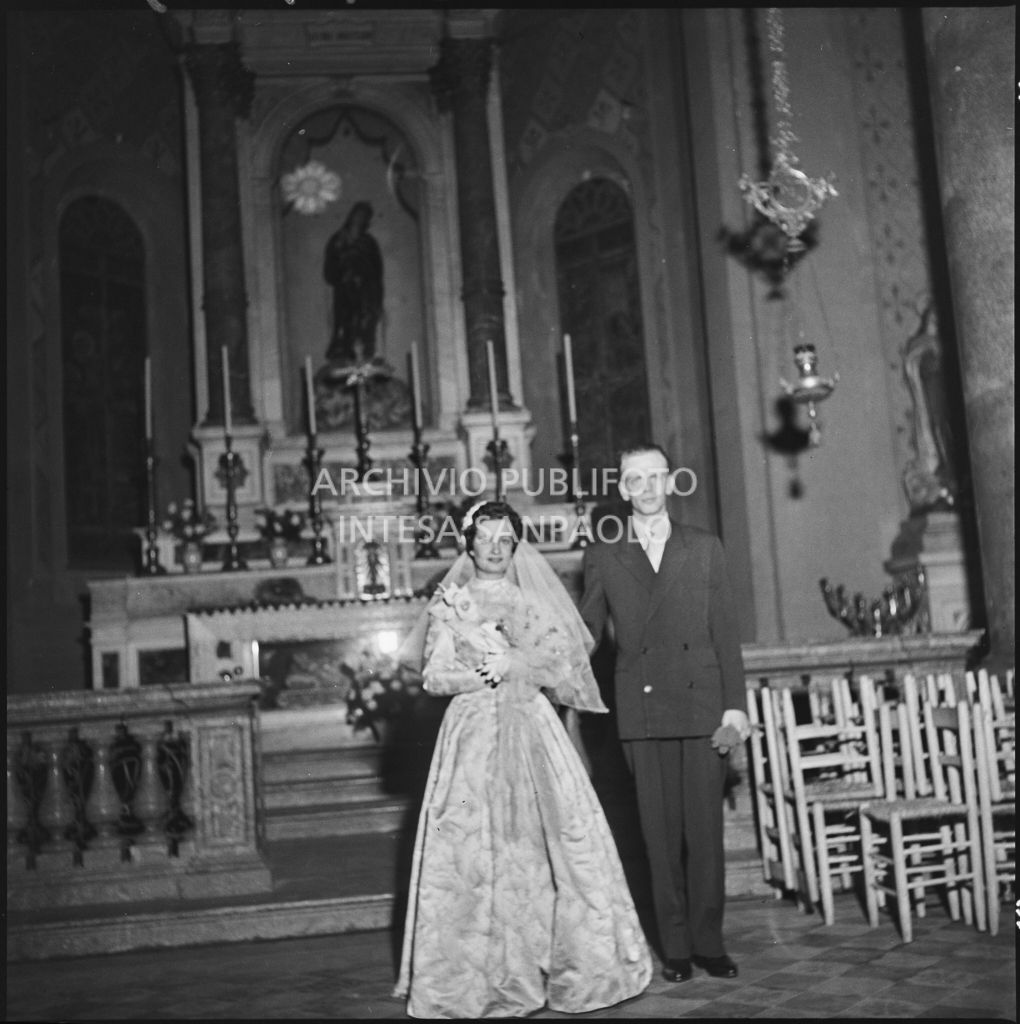 La signorina Cardellini con lo sposo nella chiesa di Santo Stefano a Sesto San Giovanni al termine della cerimonia nuziale<br>201784
