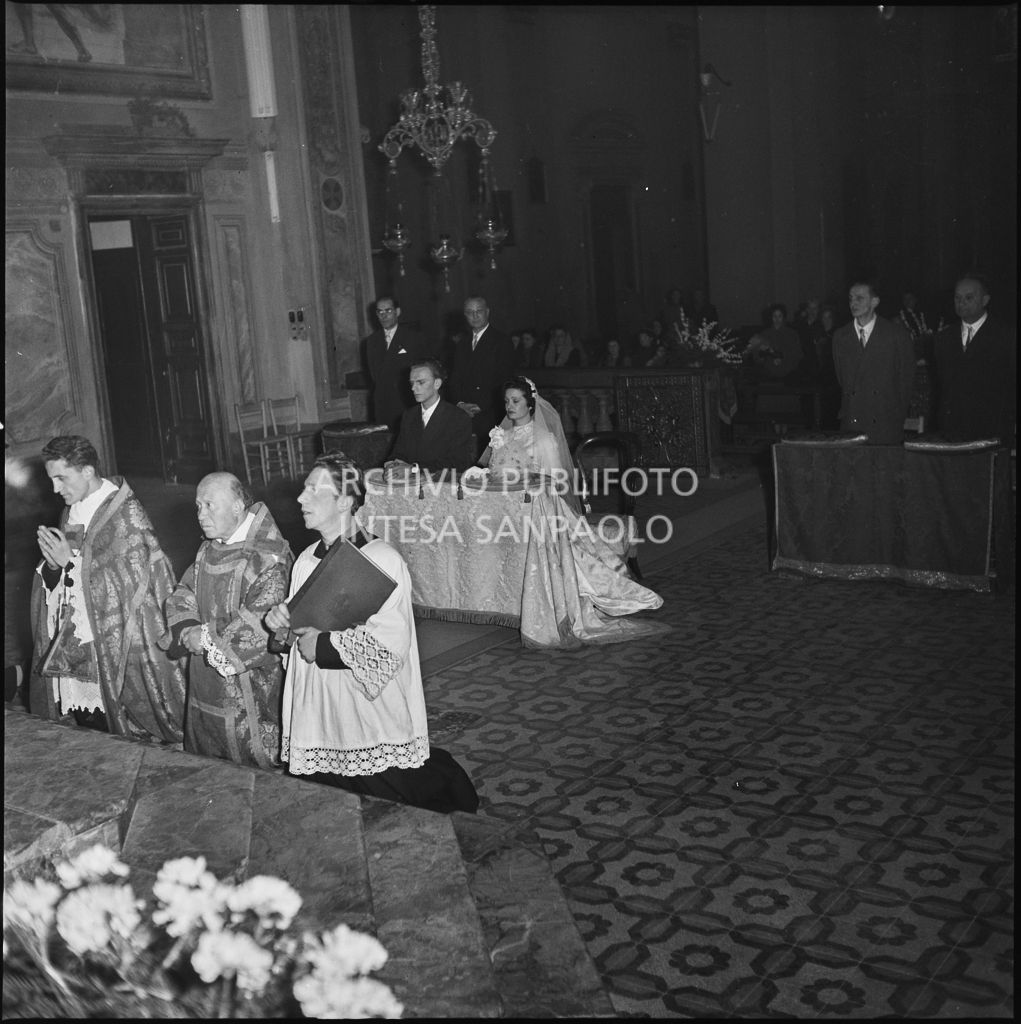 La signorina Cardellini con lo sposo nella chiesa di Santo Stefano a Sesto San Giovanni durante la cerimonia nuziale<br>201785