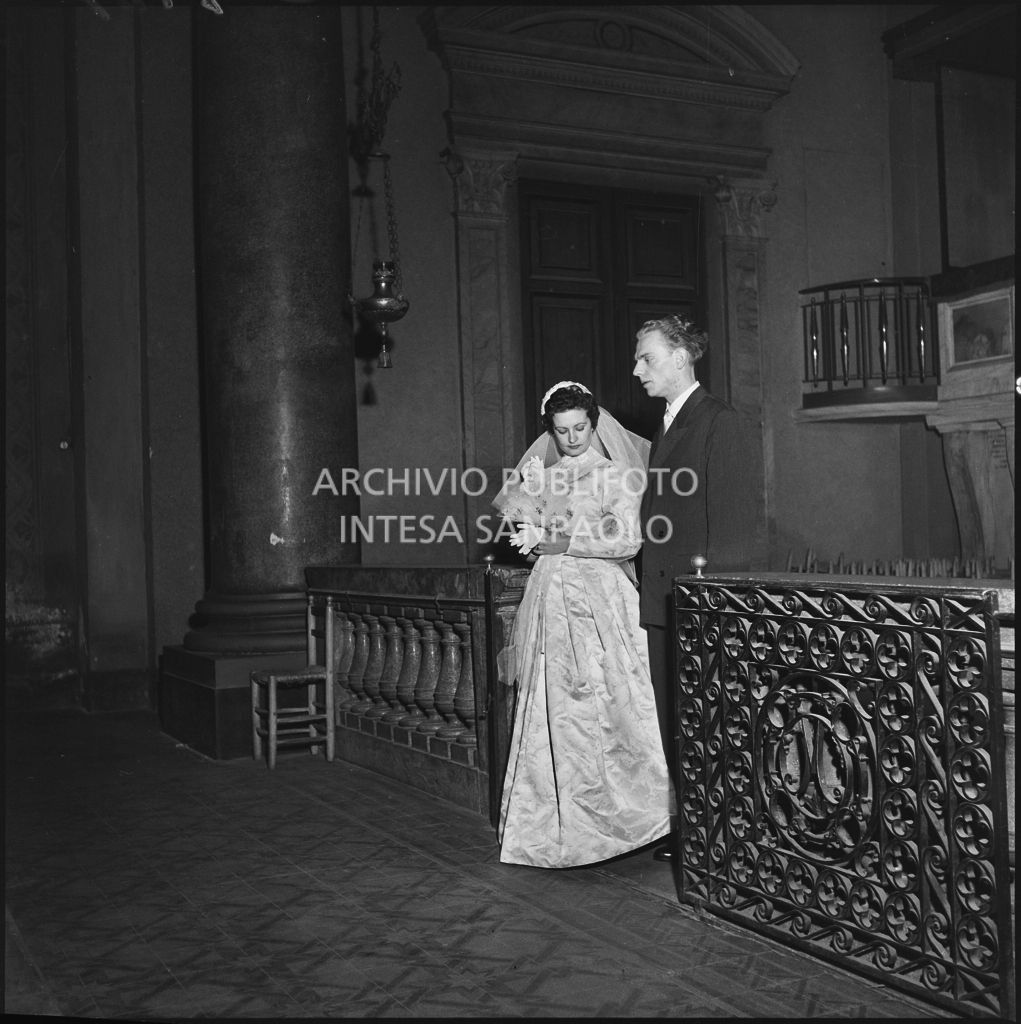 La signorina Cardellini con lo sposo nella chiesa di Santo Stefano a Sesto San Giovanni durante la cerimonia nuziale<br>201787