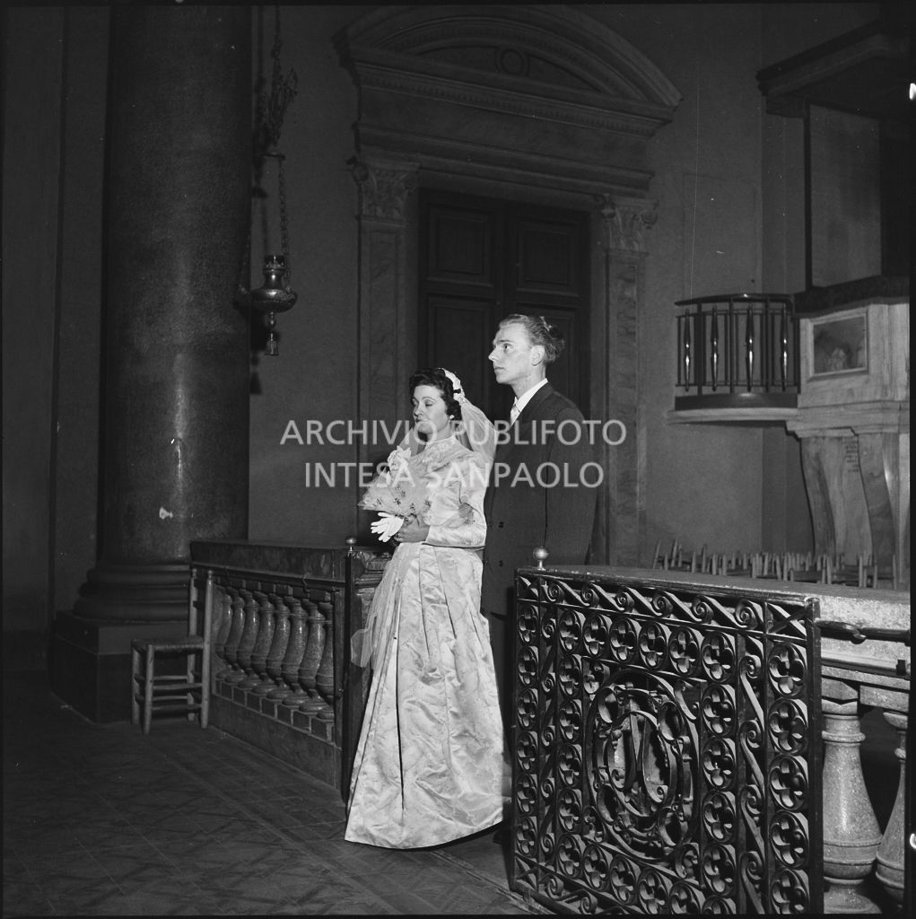La signorina Cardellini con lo sposo nella chiesa di Santo Stefano a Sesto San Giovanni durante la cerimonia nuziale<br>201788