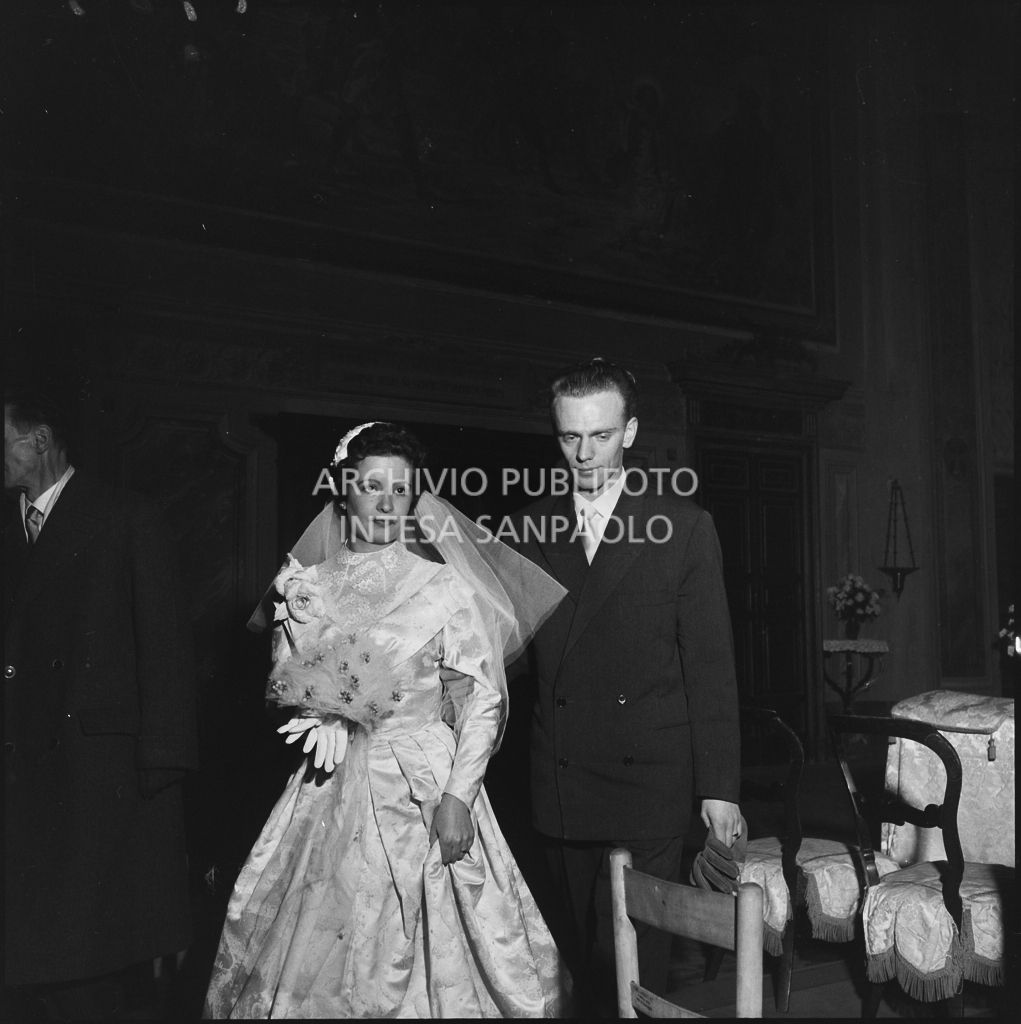 La signorina Cardellini con lo sposo nella chiesa di Santo Stefano a Sesto San Giovanni durante la cerimonia nuziale<br>201789