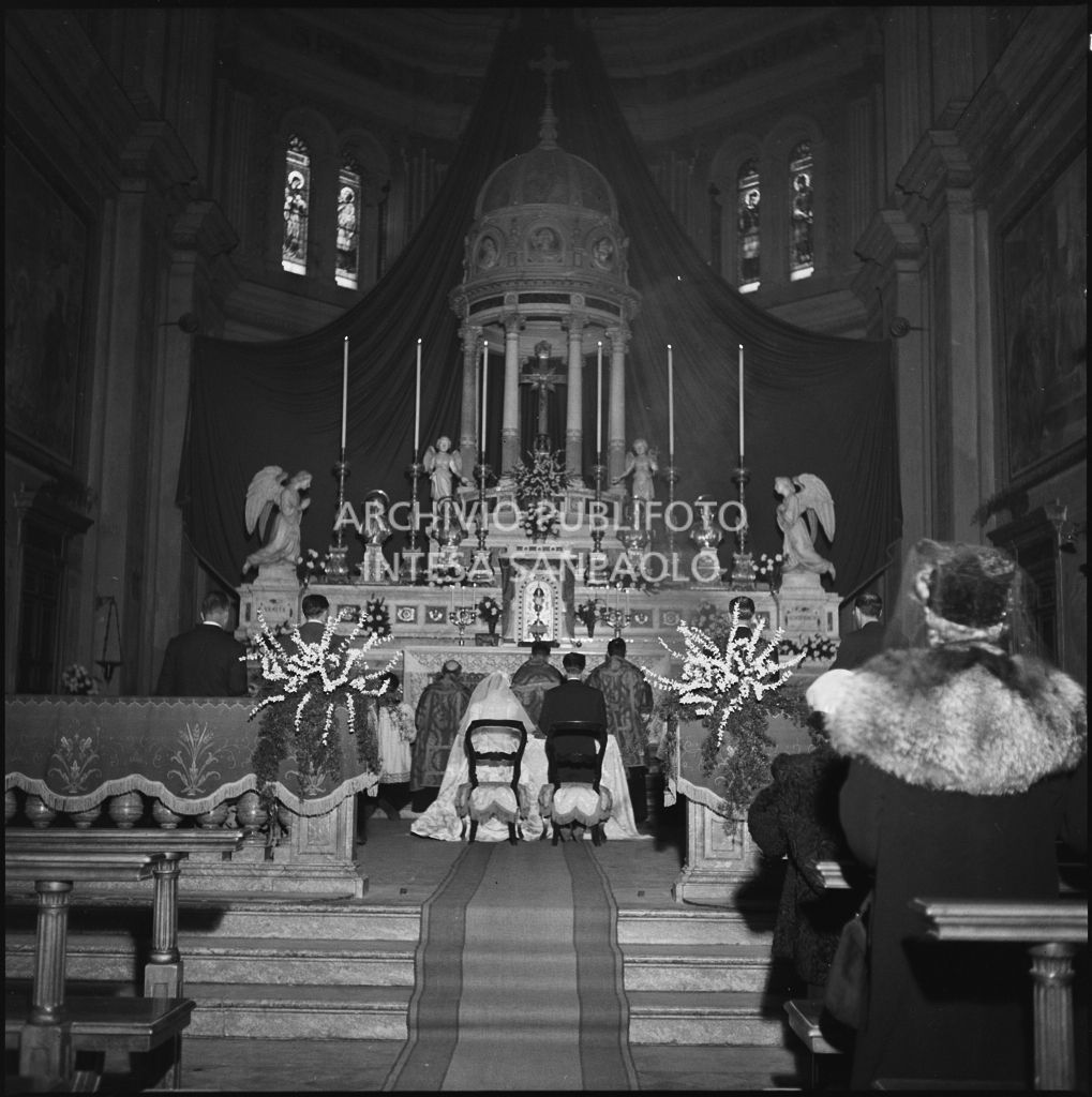 La signorina Cardellini con lo sposo nella chiesa di Santo Stefano a Sesto San Giovanni durante la cerimonia nuziale<br>201790
