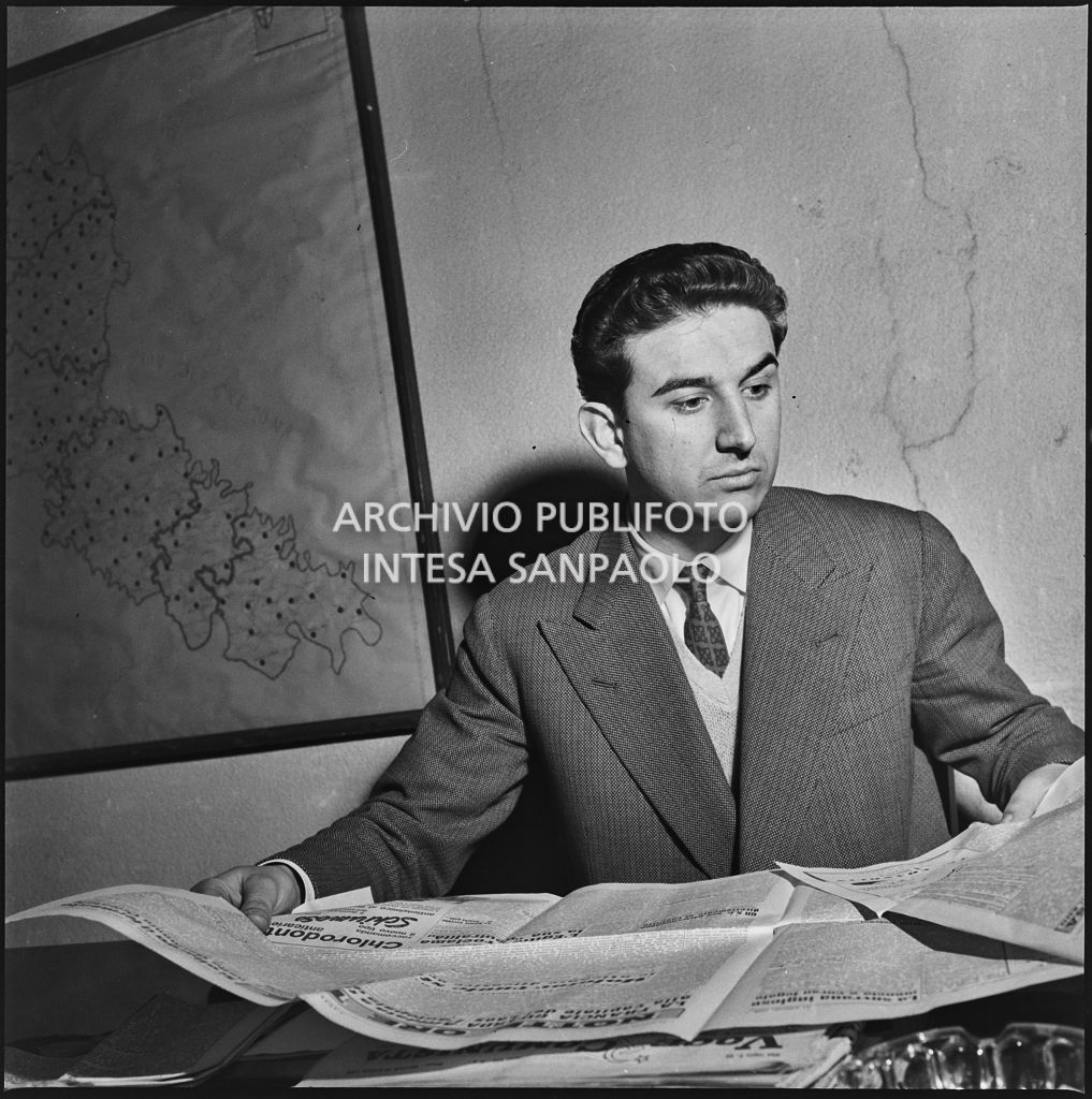 Un membro della Democrazia Cristiana ripreso mentre legge un quotidiano<br>201796