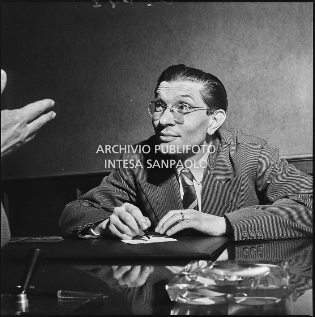 Un membro della Democrazia Cristiana ripreso mentre ascolta un'interlocutore<br>201797