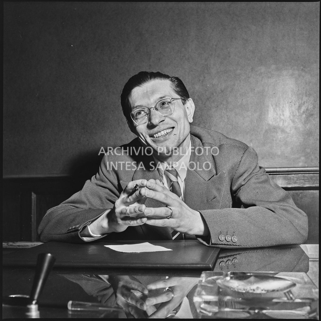 Un membro della Democrazia Cristiana seduto alla scrivania<br>201801