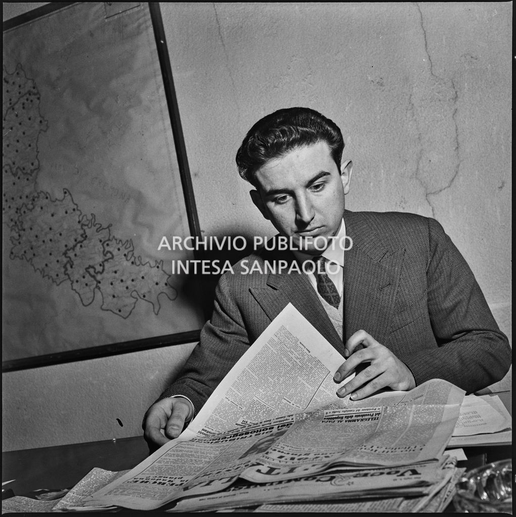 Un membro della Democrazia Cristiana ripreso mentre legge un quotidiano<br>201802