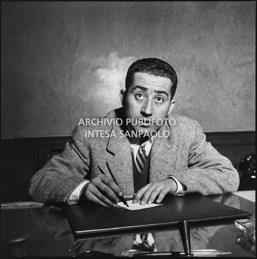 Un membro della Democrazia Cristiana seduto alla scrivania<br>201805