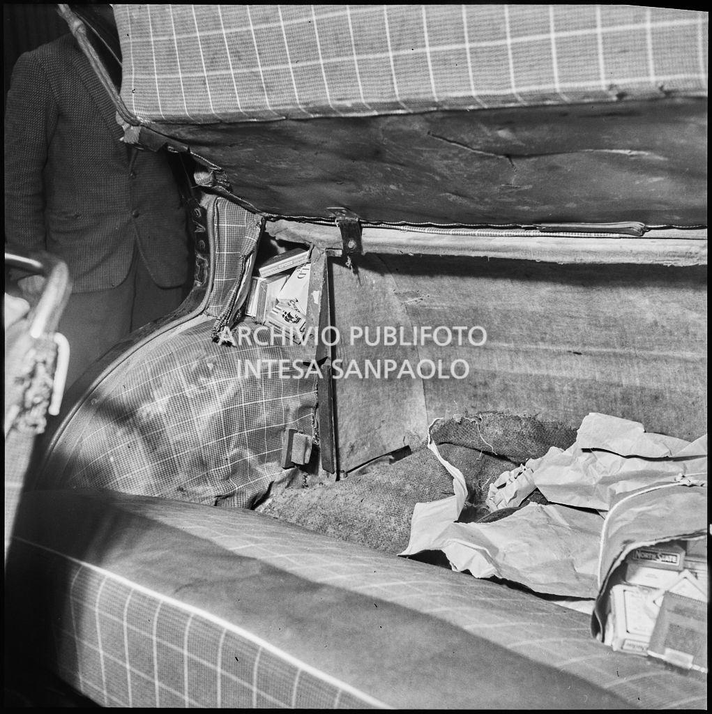 Scomparto segreto di un'automobile utilizzata dai contrabbandieri di sigarette e sequestrata dalla Polizia tributaria<br>201828