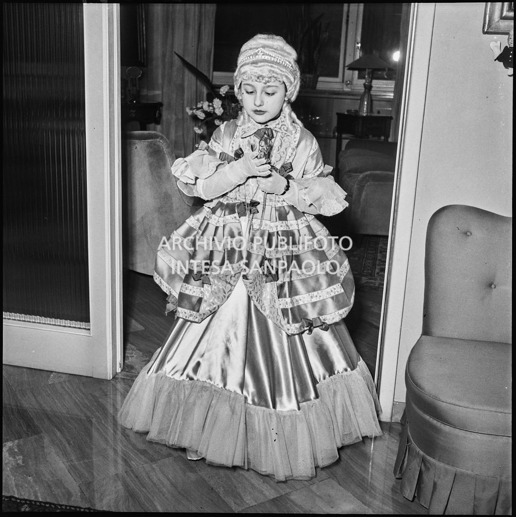 Una bambina con un costume da carnevale<br>201831