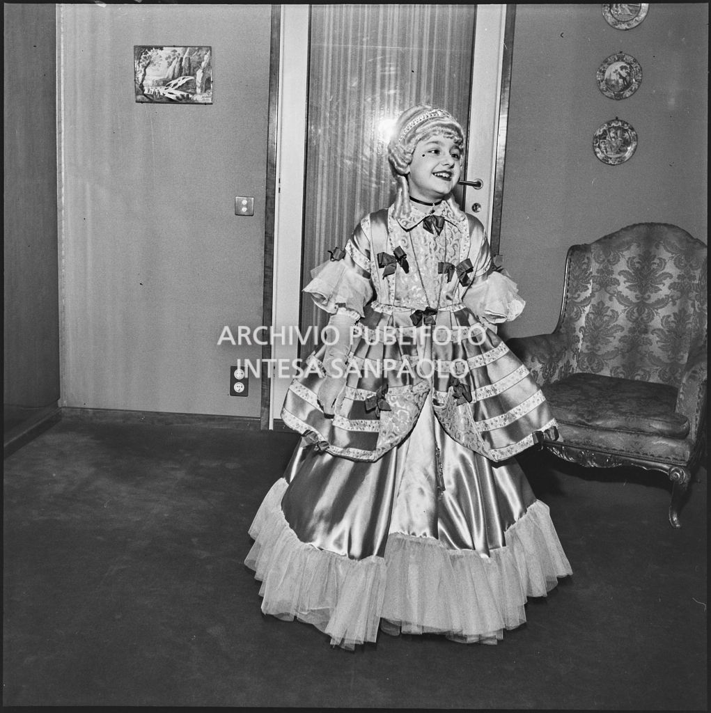 Una bambina con un costume da carnevale<br>201833