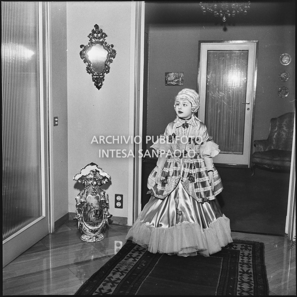 Una bambina con un costume da carnevale<br>201834