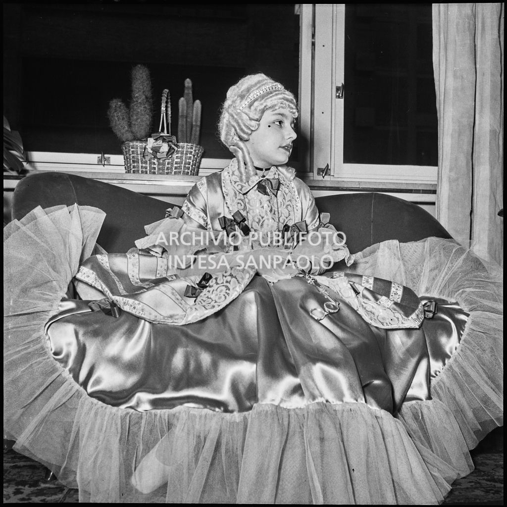 Una bambina con un costume da carnevale<br>201836