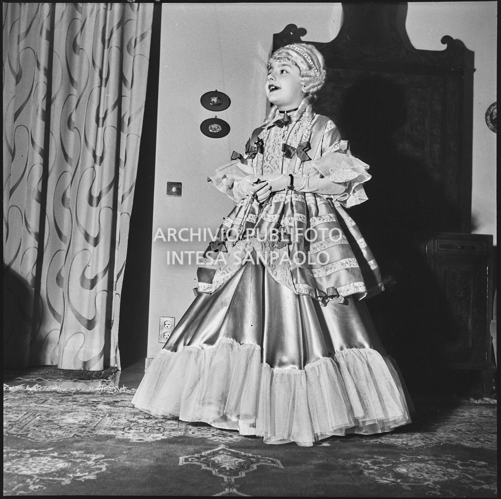 Una bambina con un costume da carnevale<br>201837