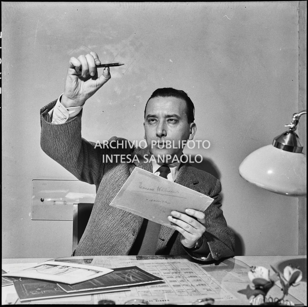 Ritratto di un uomo mentre prende le misure con una matita<br>201842