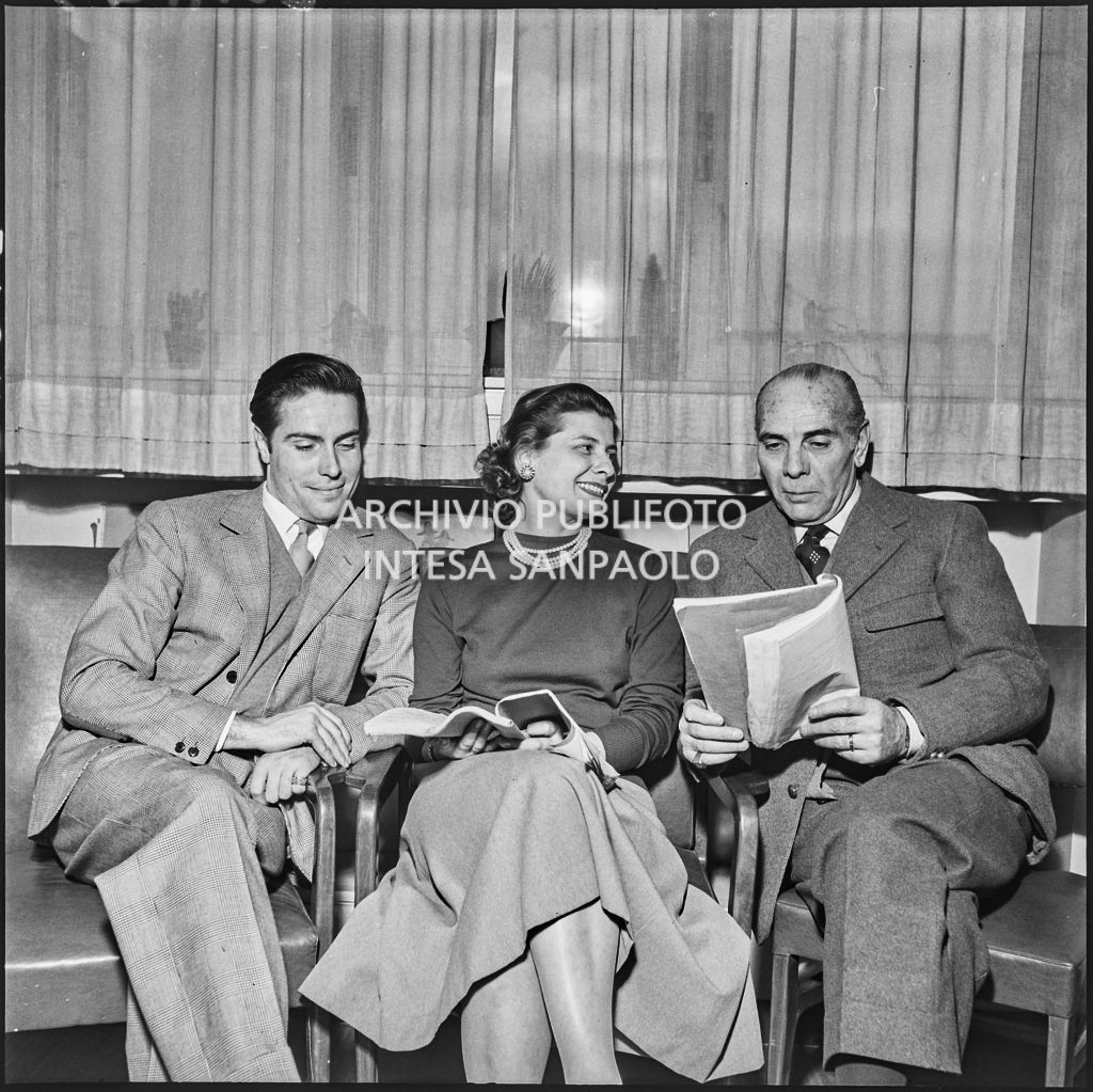 Gli attori Enrica Corti e Giuseppe Caldani (a sinistra) leggono il copione della commedia "Il signor Vernet" diretta da Enzo Ferrieri e prodotta dalla Rai<br>201843