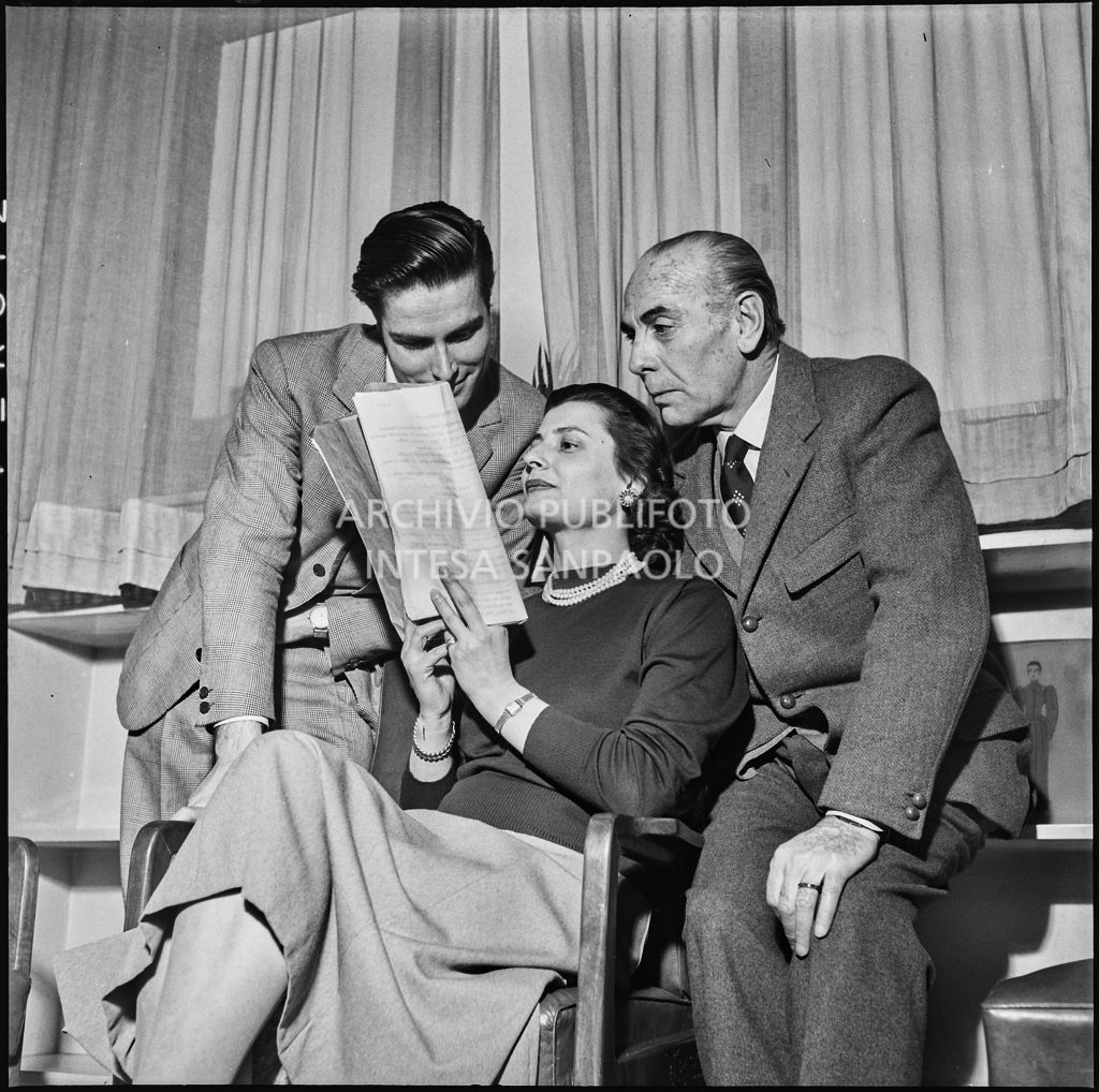 Gli attori Enrica Corti e Giuseppe Caldani (a sinistra) leggono il copione della commedia "Il signor Vernet" diretta da Enzo Ferrieri e prodotta dalla Rai<br>201845