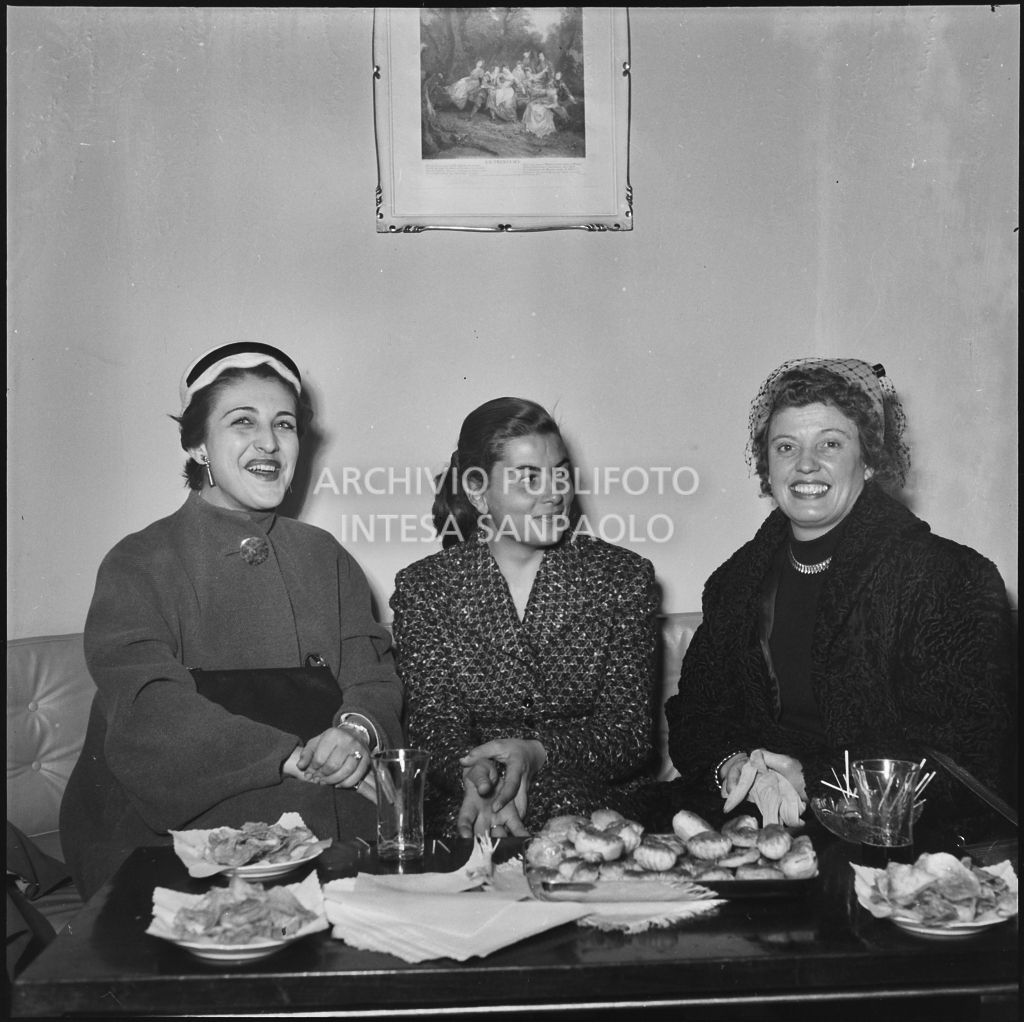 Elena Varzi (al centro) alla prima del film "La spiaggia" presso il cinema Mignon di Milano<br>201847