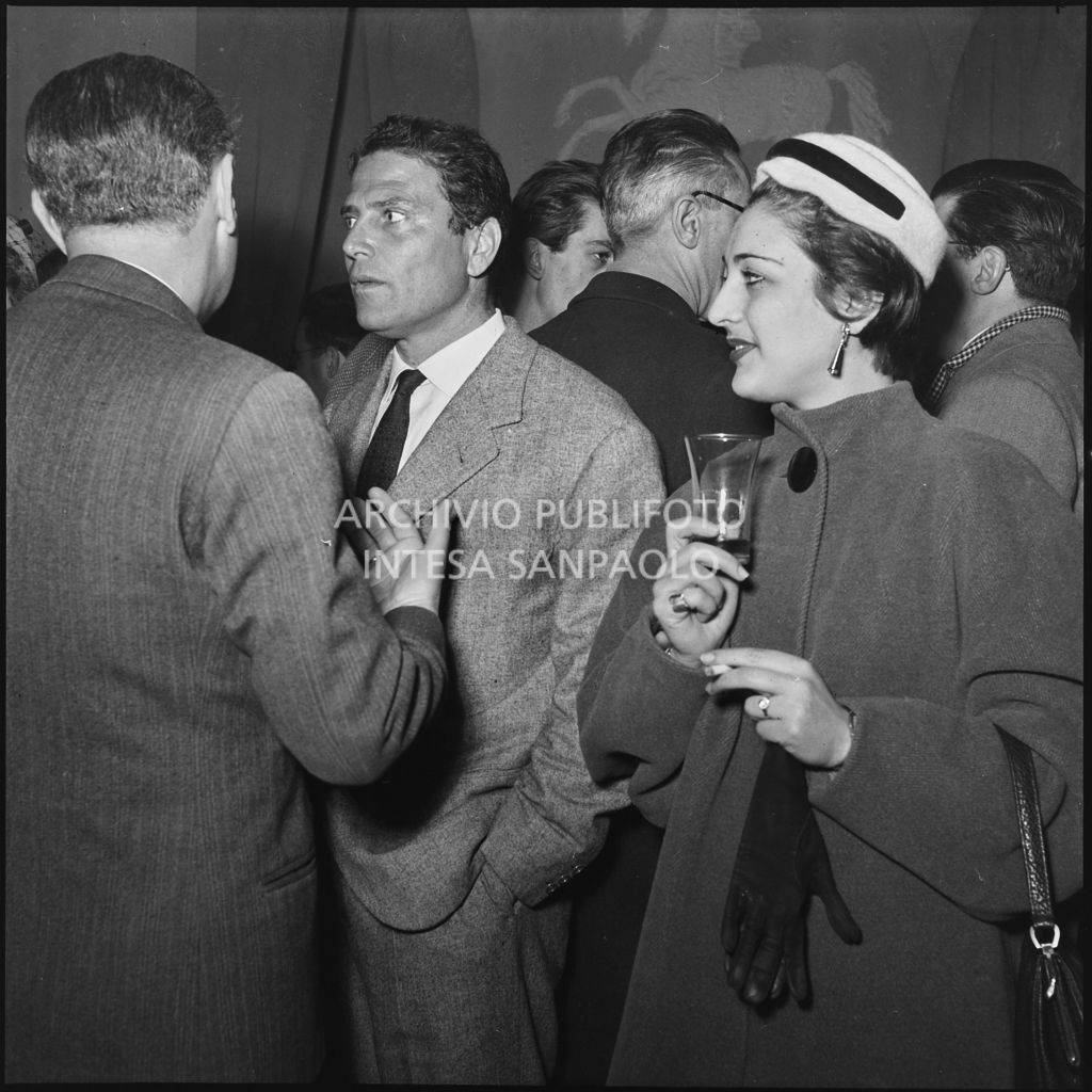 Raf Vallone (secondo da sinistra) alla prima del film "La spiaggia" presso il cinema Mignon di Milano<br>201848