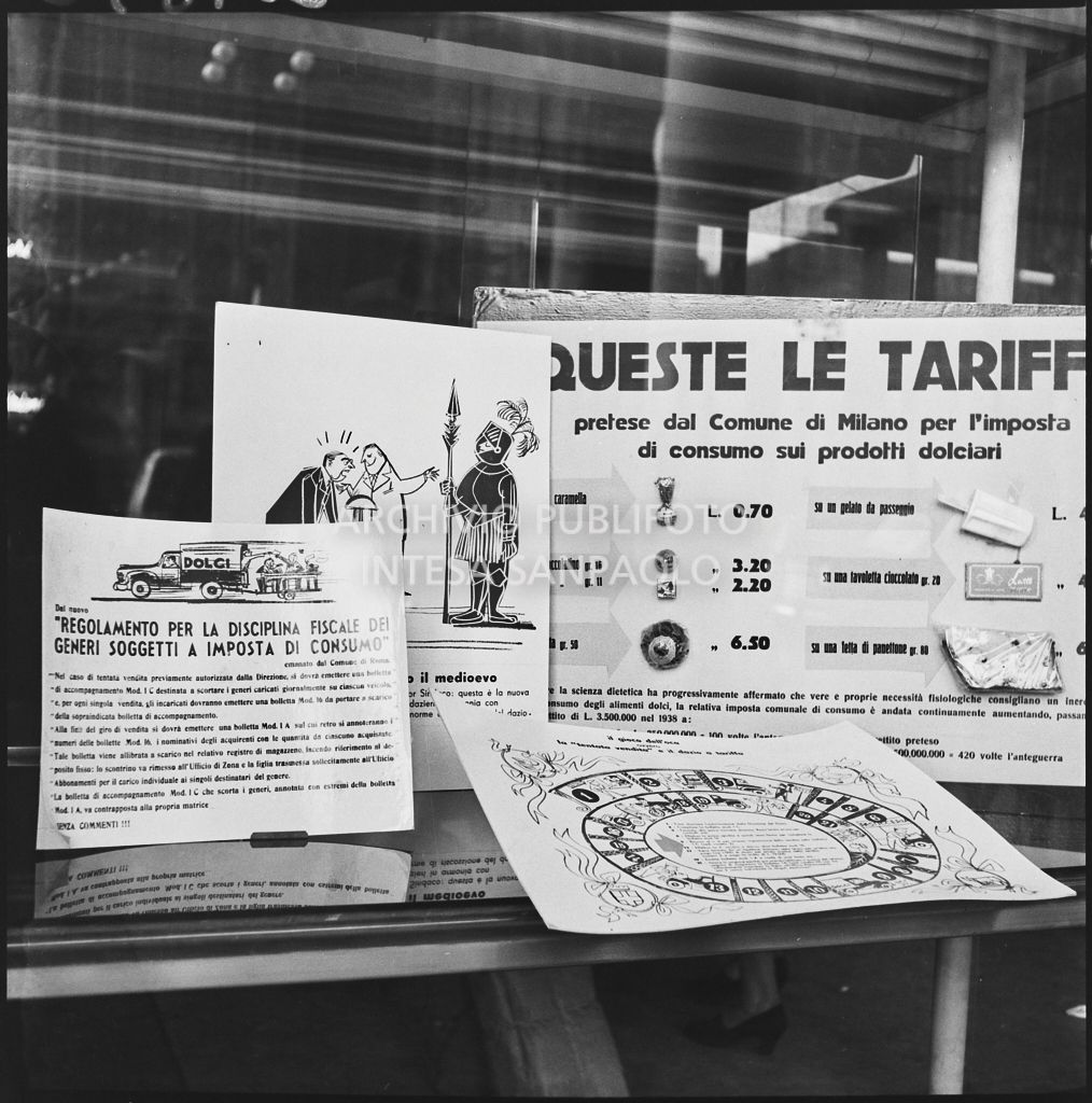 Tariffe e vignette satiriche contro i dazi previsti dal "Regolamento per la disciplina fiscale dei generi soggetti a imposta di consumo" esposti in una vetrina del negozio Motta nella Galleria Vittorio Emanuele II a Milano<br>201856