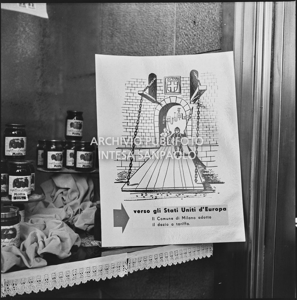 Vignetta satirica contro i dazi previsti dal "Regolamento per la disciplina fiscale dei generi soggetti a imposta di consumo" esposti in una vetrina del negozio Motta nella Galleria Vittorio Emanuele II a Milano<br>201858