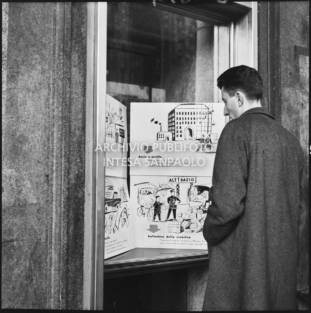 Vignette satiriche contro i dazi previsti dal "Regolamento per la disciplina fiscale dei generi soggetti a imposta di consumo" esposti in una vetrina del negozio Motta nella Galleria Vittorio Emanuele II a Milano<br>201859