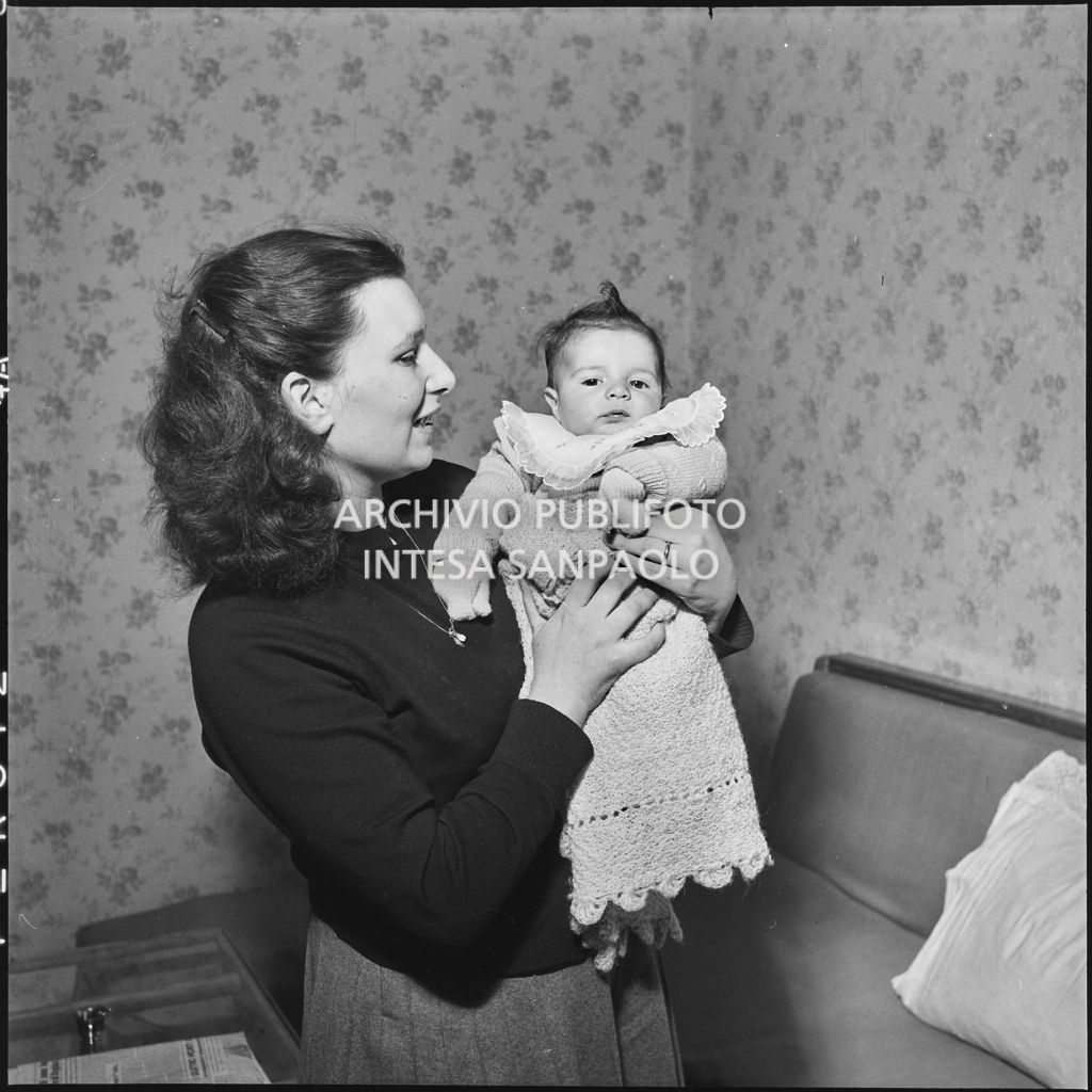 La neonata Gisella Giglio tra le braccia della madre<br>201864