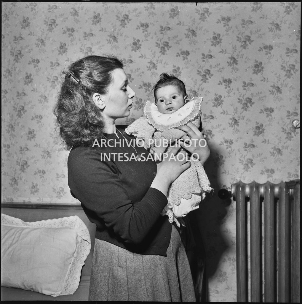 La neonata Gisella Giglio tra le braccia della madre<br>201867