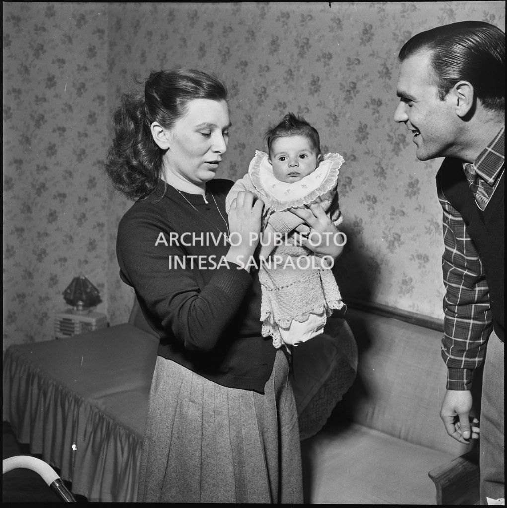 Il signor Giglio e la moglie con in braccio la figlia neonata Gisella<br>201868