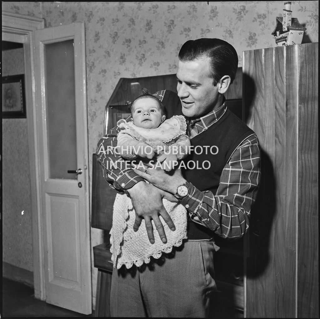 Il signor Giglio con in braccio la figlia neonata Gisella<br>201869