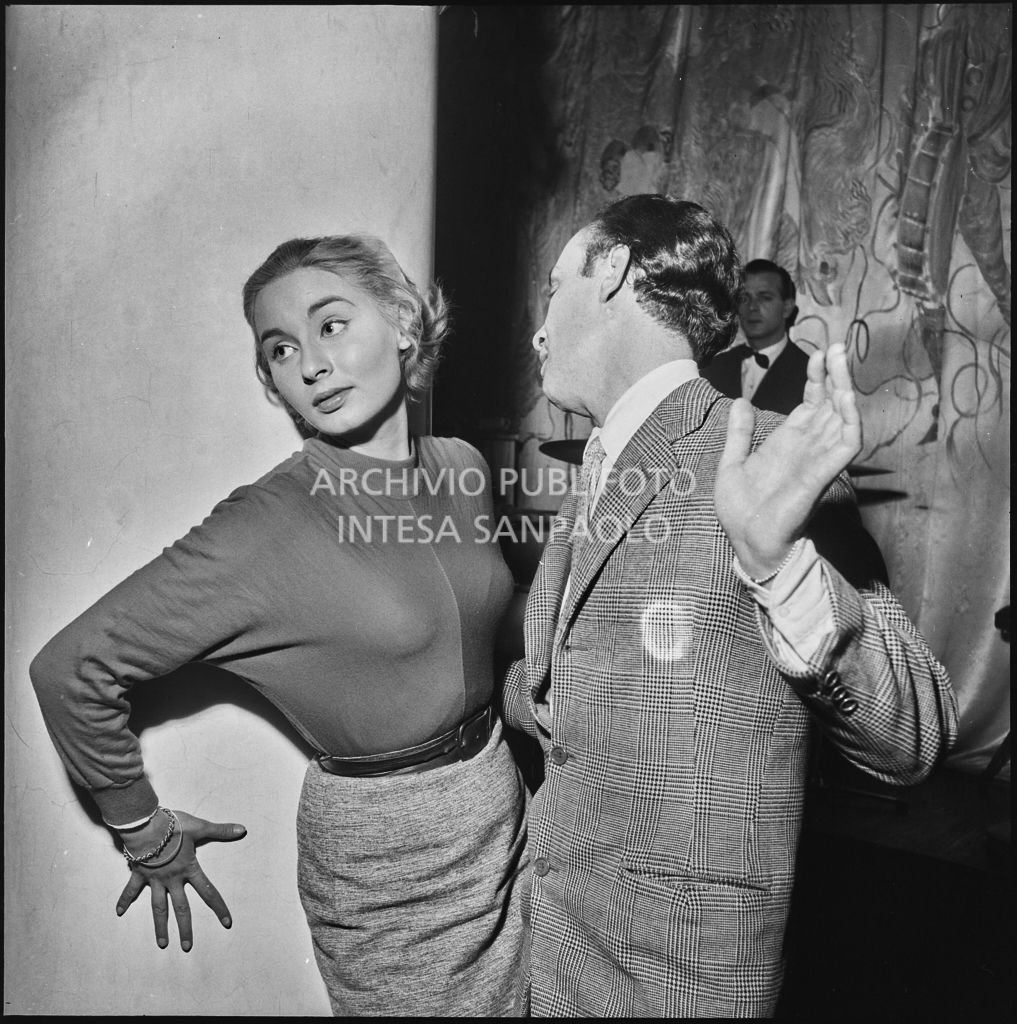 Marcella Mariani, Miss Italia 1953, danza con un uomo in un locale notturno di Milano<br>201870