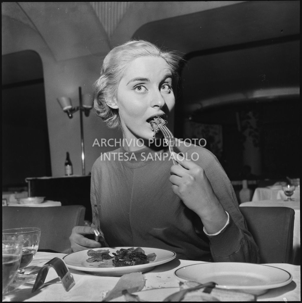 Marcella Mariani, Miss Italia 1953, cena in un locale notturno di Milano<br>201871