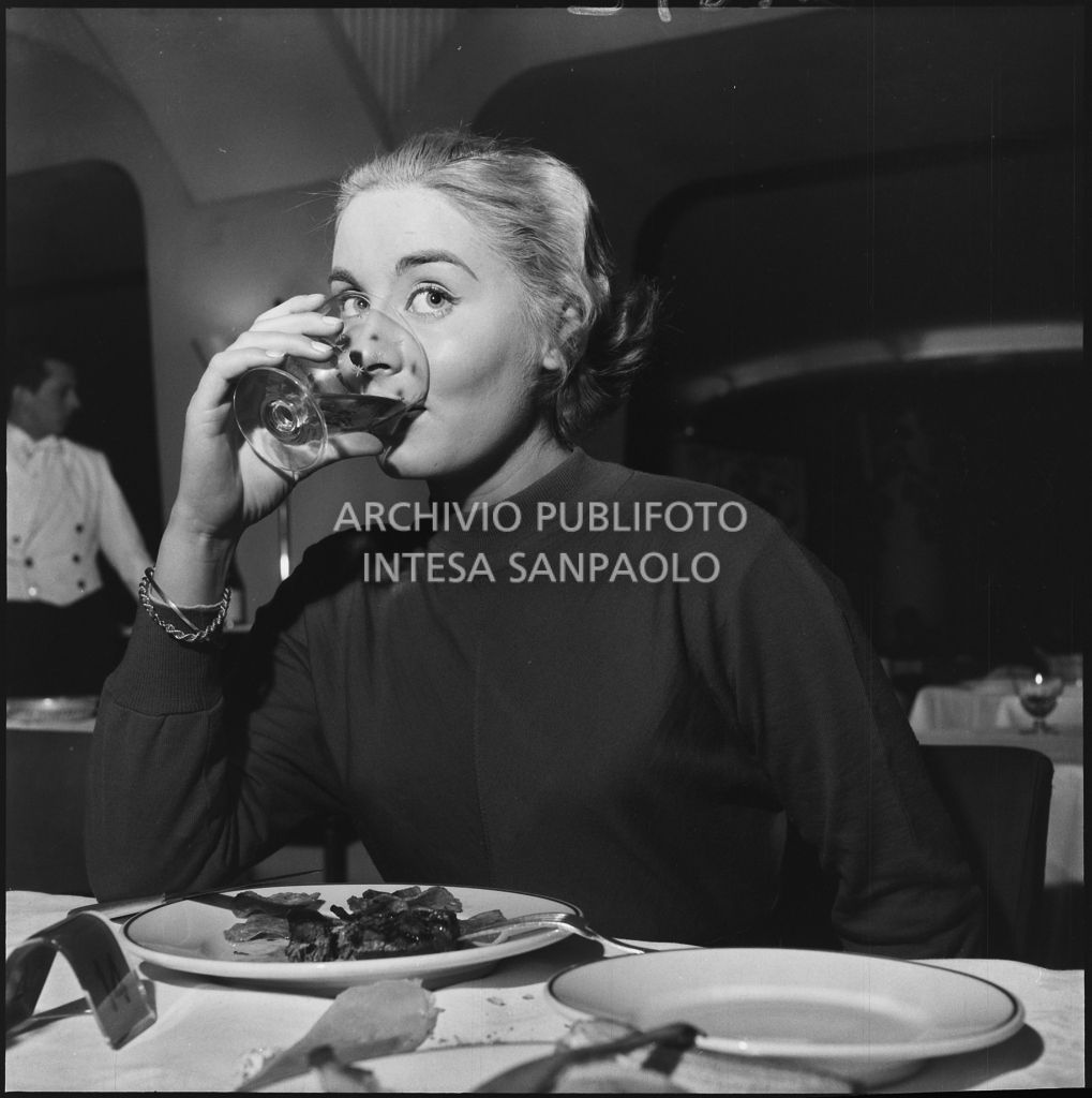Marcella Mariani, Miss Italia 1953, cena in un locale notturno di Milano<br>201872
